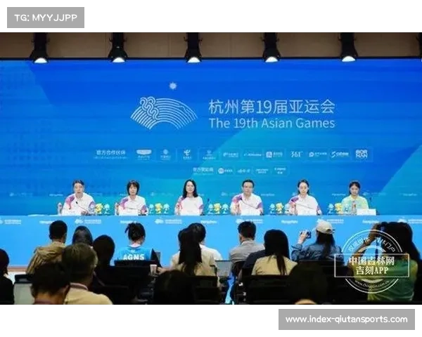 亚运会志愿者借助AI翻译工具，实现多语言无障碍沟通