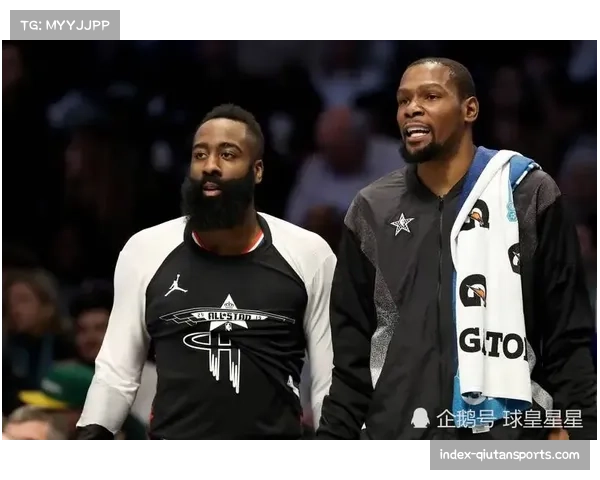 “特写：克里斯-保罗在锁定季后赛席位后，与每位年轻队友击掌致意”